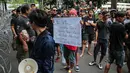Pengemudi online individu yang tergabung dalam GERHANA (Gerakan HAntam aplikasi Nakal) menggelar aksi di kantor pusat Grab, kawasan Kuningan, Jakarta, Senin (29/10). Dalam aksinya ini mereka mengusung sejumlah tuntutan. (Liputan6.com/Faizal Fanani)