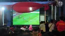 Sejumlah warga menonton pertandingan sepak bola Indonesia melawan Malaysia dalam pertandingan Sea Games 2017 di Area Kementerian Pemuda dan Olahraga, Jakarta, Sabtu (27/8). (Liputan6.com/Helmi Afandi)