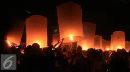 Warga bersiap melepaskan lampion di kawasan Candi Borobudur, Magelang, Jawa Tengah, Minggu (22/05).Sebanyak 5000 lampion d terbangkan pada puncak perayaan Tri Suci Waisak 2560 BE/2016. (Liputan6.com/Boy Harjanto)