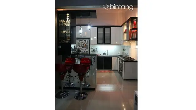Meski hanya dapur, Fitri Carlina membuat dapurnya terlihat begitu elegan.