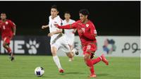 Gelandang Timnas Korea Utara U-17 2025, An Jin-sok mencoba merebut bola dari penguasaan bek sayap Timnas Oman U-17, Firas Al-Saadi dalam laga terakhir Grup D Piala Asia U-17 2025, Sabtu (12/4/2025) dini hari WIB. (Dok. AFC).