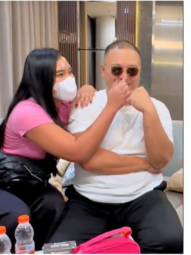 6 Potret Wajah Asli Food Vlogger Misterius Codeblu, Sempat Dihina Farida Nurhan