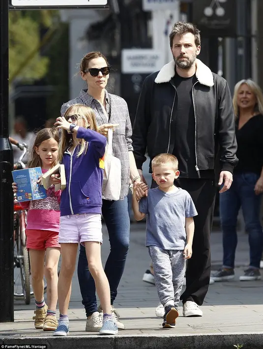 Sejak berpisah pada tahun 2015, Jen dan Ben pun berkomitmen untuk melakukan co-parent demi anak-anak mereka. (Pinterest)