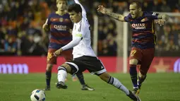 Pemain Valencia, Danilo Barbosa (kiri) berebut bola dengan pemain Barcelona, Sandro Ramirez pada leg kedua semifinal Copa Del Rey di Stadion Mestalla, Valencia, Kamis (11/2/2016) dini hari WIB. (AFP/Jose Jordan)