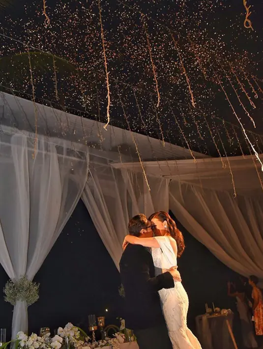 Berbagai reaksi melihat pasangan pengantin baru ini. Bahkan, hal itu juga menarik perhatian artis Masayu Anasatsia. Mantan suami Lembu itu penasaran dengan yang motret pasangan tersebut. (Instagram/sammysimorangkir)