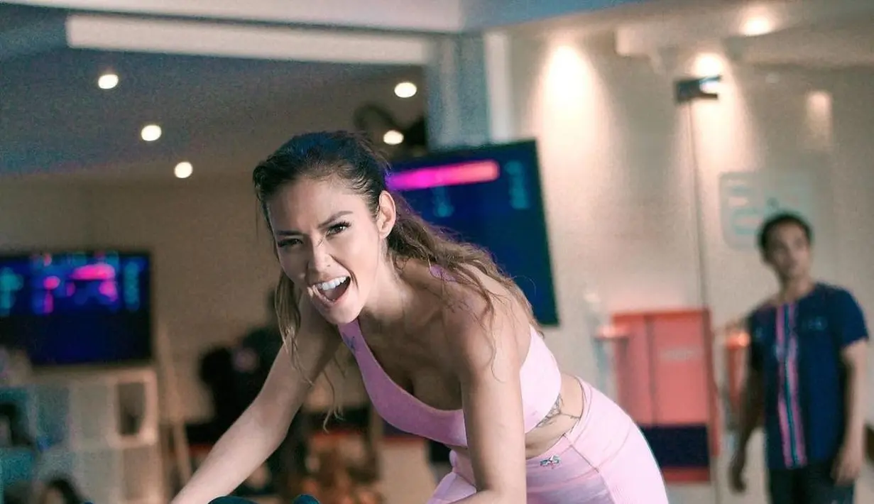 Atasan one shoulder saat nge-gym membuat gaya Shanty semakin stylish saat membakar kalori. [@shantyofficial]