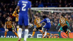 Pemain Chelsea Willian melakukan tendangan yang akhirnya membuahkan gol pembuka untuk Chelsea saat melawan Hull City dalam pertandingan Piala FA Inggris di stadion Stamford Bridge di London (16/2). (AP Photo / Alastair Grant)