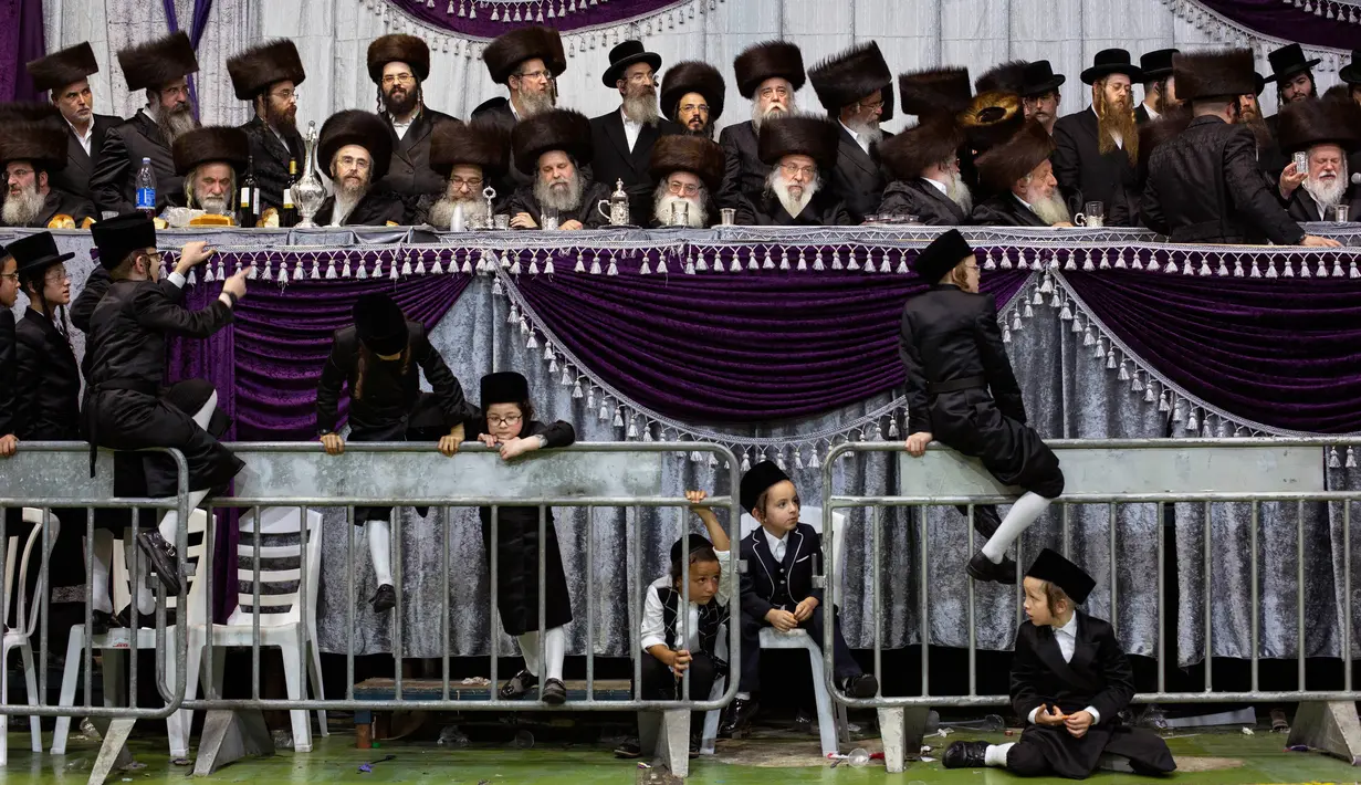Orang-orang Yahudi ultra-ortodoks menghadiri upacara pernikahan Hannah Halbershtam dan Menahem Nachum putra Rabi dari Dinasti Hasvor Nadvorna di kota ultra-ortodoks Bnei Brak, Israel, Selasa (20/8/2019. (AP Photo/Oded Balilty)
