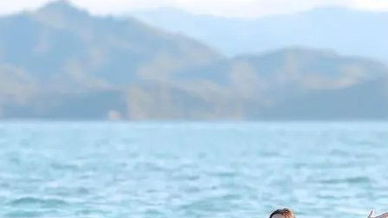 Baru-baru ini, keduanya menikmati liburan di Palu. Mereka mengunggah momen mesra saat bermain di pantai yang indah.