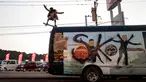 Sky Brown melakukan roll saat dia melompat dari atas sebuah bus yang tertulis namanya di kota Takanabe, prefektur Miyazaki, Jepang (14/1). Sky Brown adalah seorang gadis cilik yang kini berusia sembilan tahun. (AFP/Behrouz Mehri)