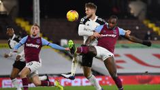 Bek Fulham, Joachim Andersen (kedua dari kanan) menghalangi gelandang West Ham United, Michail Antonio untuk melepaskan tendangan dalam laga lanjutan Liga Inggris 2020/21 pekan ke-23 di Craven Cottage, Sabtu (6/2/2021). Fulham bermain imbang 0-0 dengan West Ham United. (AFP/Justin Setterfield/Pool)