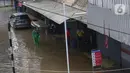 Aktivitas warga saat banjir merendam sejumlah pertokoan di sekitar Jalan Gunung Sahari, Jakarta, Selasa (25/2/2020). Hujan yang mengguyur Jakarta sejak Senin (24/2/2020) malam, membuat sejumlah kali meluap dan menyebabkan banjir. (Liputan6.com/Helmi Fithriansyah)