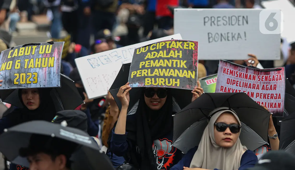 Buruh dari berbagai aliansi melakukan aksi damai dalam rangka peringatan May Day atau Hari Buruh Internasional di kawasan Patung Kuda, Jakarta, Rabu (1/5/2024). (Liputan6.com/Angga Yuniar)