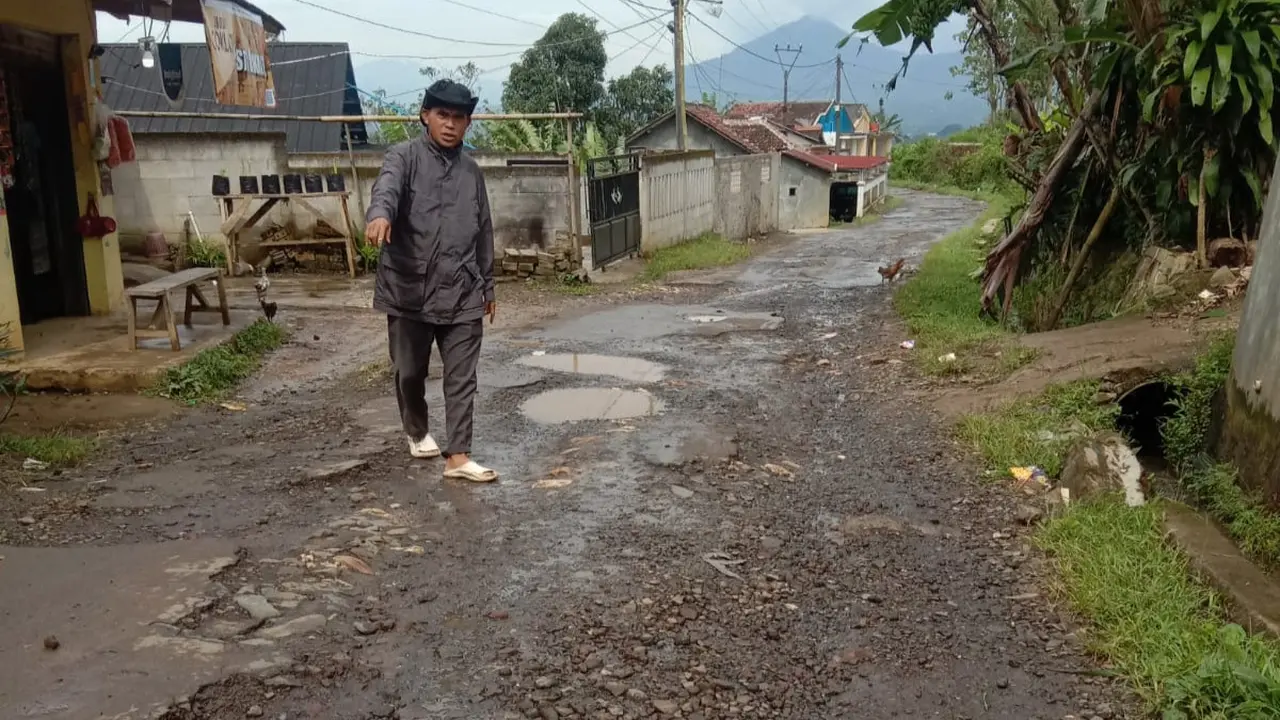 Warga perbaiki jalan rusak di Sukabumi. (Liputan6.com/Fira Syahrin)