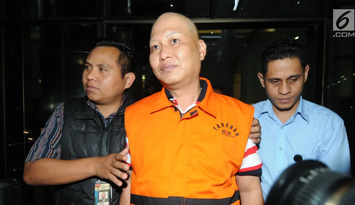 Kontraktor PT Barokah Batauga Mandiri Tonny Kongres mengenakan rompi oranye seusai menjalani pemeriksaan di Gedung KPK, Jakarta, Jumat (25/5). Penyuap Bupati Buton Selatan Agus Feisal , Tonny Kongres ditahan di Rutan Guntur. (Merdeka.com/Dwi Narwoko)