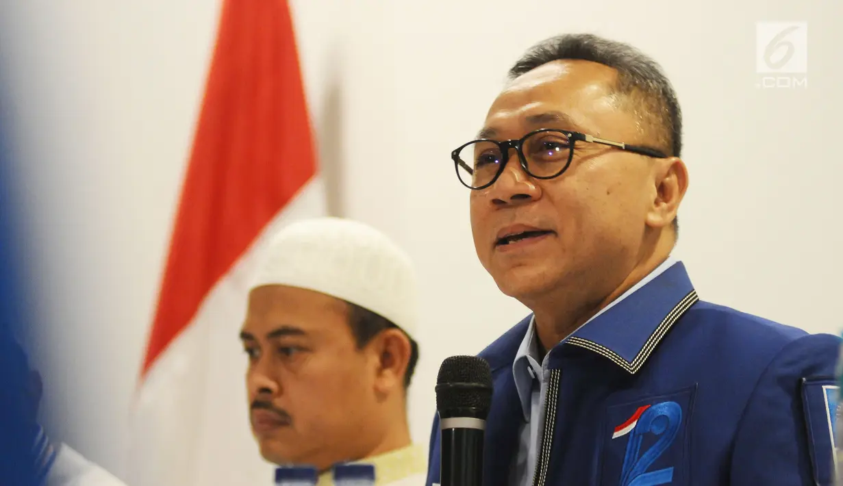 Ketua Umum PAN Zulkifli Hasan memberikan keterangan seusai bertemu Ketua PA 212 Slamet Maarif di Jakarta, Rabu (20/2). PAN akan memberikan bantuan hukum kepada Slamet dalam menghadapi kasus pidana pemilu di Jawa Tengah. (Liputan6.com/Herman Zakharia)