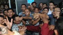 Pasca pembacaan vonis terhadap Marudut terjadi keributan antara pihak Marudut dengan wartawan foto, Jakarta, Jum'at (2/9). Kericuhan terjadi karena wartawan dari sejumlah media dihalangi dan dipukul oleh pendukung Marudut. (Liputan6.com/Helmi Afandi)