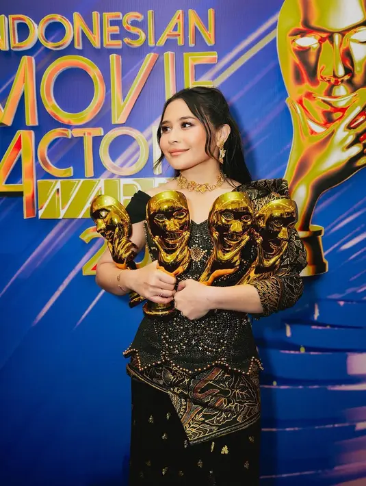 Prilly Latuconsina terlihat anggun dengan gaun batik hitam keemasan. Tampak senada dengan piala IMA Awards 2023 yang diboyongnya. [@prillylatuconsina96]