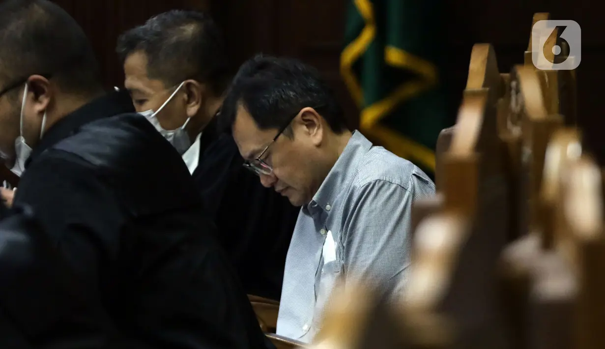 Terdakwa dugaan korupsi PT Asabri, Benny Tjokrosaputro (kanan) saat mengikuti sidang lanjutan di Pengadilan Negeri Jakarta Pusat, Selasa (11/1/2022). Sidang terdakwa dugaan korupsi PT Asabri tersebut beragendakan mendengar keterangan saksi. (Liputan6.com/Helmi Fithriansyah)