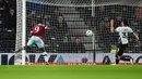 Pemain West Ham United Michail Antonio (kiri) mencetak gol ke gawang Derby County pada pertandingan sepak bola putaran keempat Piala FA di Stadion Pride Park, Derby, Inggris, 30 Januari 2023. West Ham United mengalahkan Derby County dengan skor 2-0. (AP Photo/Rui Vieira)