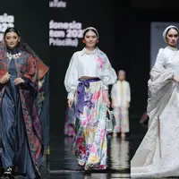 Penampilan Puteri Indonesia sangat lekat dengan tampilan anggun mengenakan kebaya. Namun di Jakarta Muslim Fashion Week 2024, sebanyak 9 Puteri Indonesia tetap tampil menawan dalam balutan modest wear. Intip potret selengkapnya! [@officialputeriindonesia]