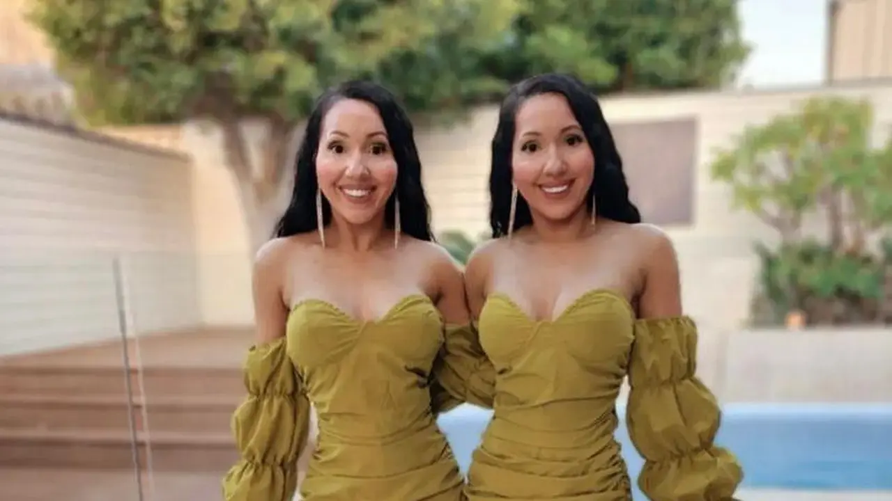 8 Potret Anna dan Lucy Decinque, Si Kembar Identik yang Obsesi Tampil Kompak dari Outfit hingga Pacar