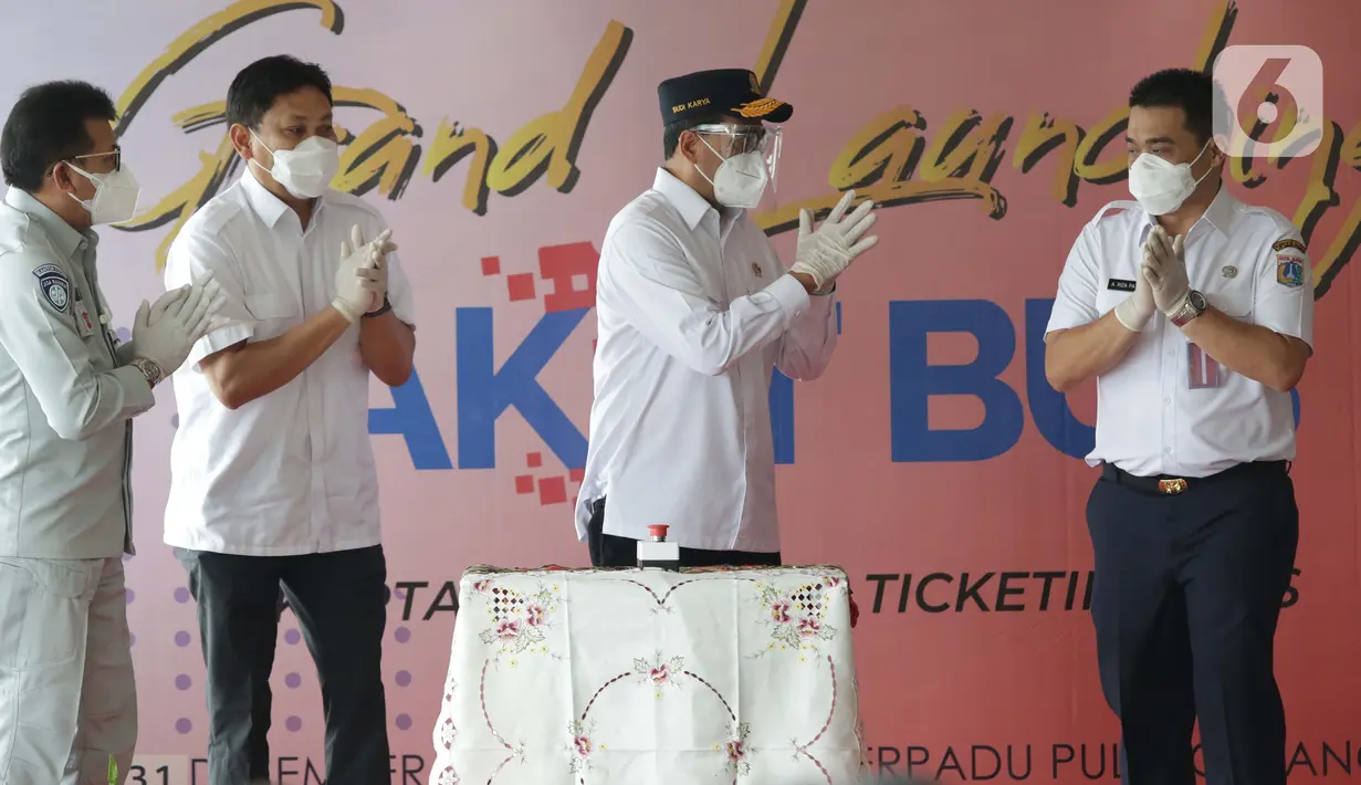 Menteri Perhubungan Budi Karya Sumadi (kedua kanan) bersama Wakil Gubernur DKI Jakarta Ahmad Riza Patria meresmikan penggunaan sistem tiket elektronik atau Jakarta Electronic Ticketing Bus di Terminal Pulo Gebang, Jakarta Timur, Kamis (31/12/2020). (Liputan6.com/Helmi Fithriansyah)