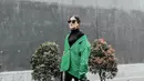 Kamu dapat tampil ekstra saat keluar rumah dengan blazer bewarna hijau dan leather pants, lho. (instagram/tasyafarasya)