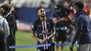 Penyerang PSG, Neymar berdiri kecewa setelah pertandingan final Liga Champions melawan Bayern Munchen di stadion Luz di Lisbon, Portugal, Minggu, (23/8/2020). Bayern Munchen menang tipis atas PSG 1-0. (David Ramos/Pool via AP)