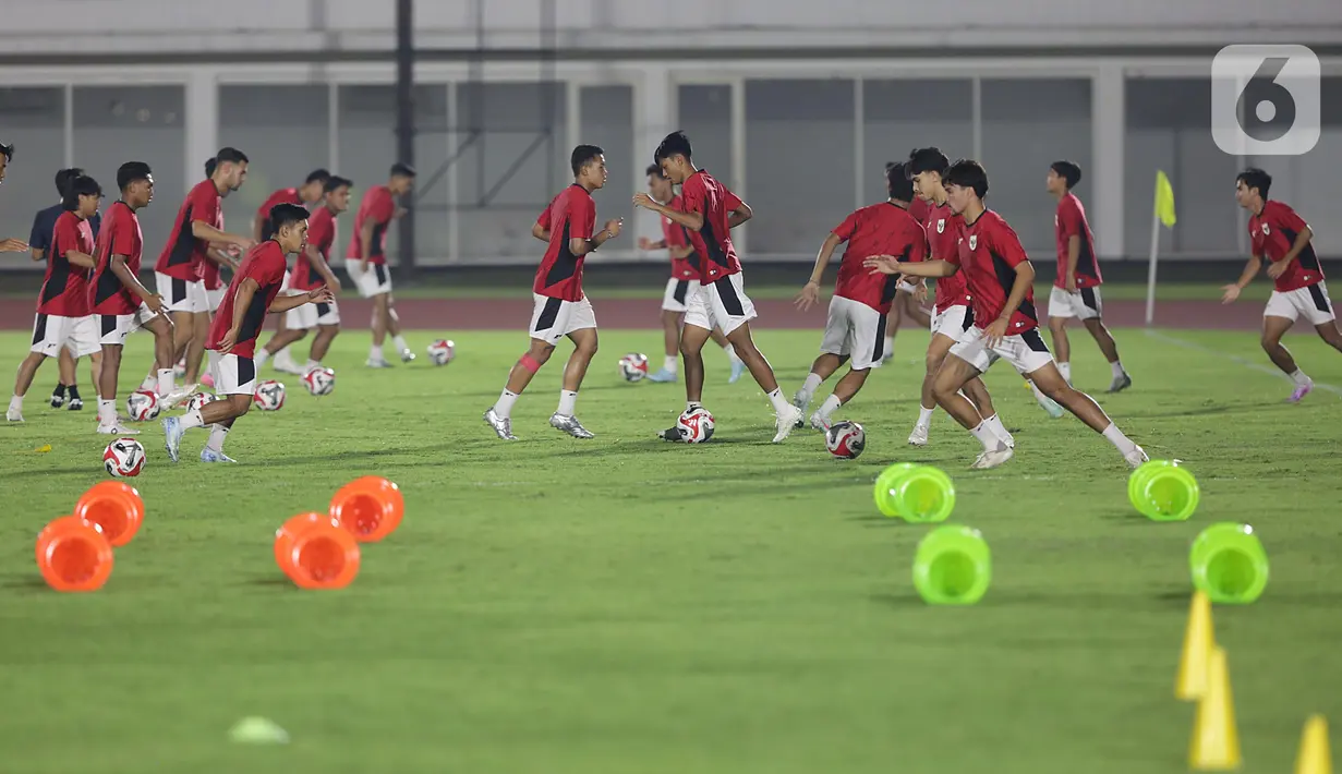 Pesepak bola Timnas Indonesia U-23 melakukan pemanasan saat mengikuti sesi latihan bersama di Stadion Madya, Kompleks Gelora Bung Karno, Senayan, Jakarta, Kamis (17/7/2025). (Liputan6.com/Helmi Fithriansyah)