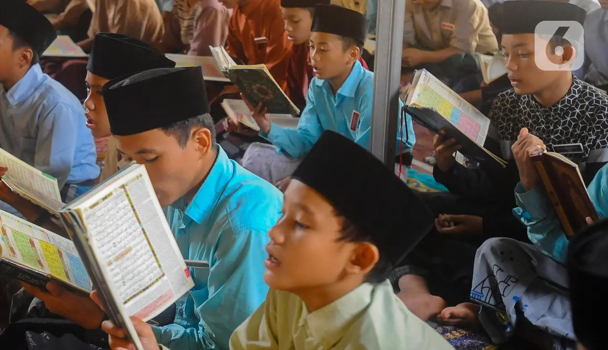 Kegiatan rutin ini dalam rangka meningkatkan keimanan santri di bulan suci Ramadan. (merdeka.com/Arie Basuki)