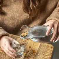 Ilustrasi minum air putih/copyright freepik.com/pvproductions