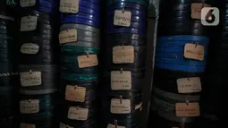 Peralatan dan film seluloid 35mm terlihat di gudang rumah adul (29) di Jakarta, Rabu (28/4/2021). Dimasa emasnya, layar tancap merupakan ajang bergengsi bagi orang yang bisa menyuguhkannya untuk warga saat menggelar hajatan di desa. (Liputan6.com/Johan Tallo)