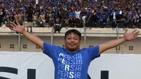 Dirigen Viking, Yana Umar sedang memimpin rekan-rekan Viking untuk memberikan semangat bagi Persib agar bisa meraih kemenangan, saat menjamu Pusamania Borneo FC. (Bola.com/Arief Bagus)