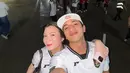 Pasangan Harris Vriza dan Haviza Devi tampil dengan jersey timnas putih dan celana jeans panjang. [@havizadevianjani].