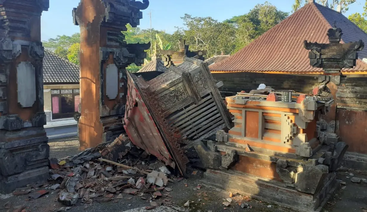 Dampak kerusakan bangunan setelah gempa di Kawasan Bali, Sabtu (16/10/2021). Gempa bumi dengan magnitudo 4,8 SR terjadi di darat pada jarak delapan kilometer barat laut Karangasem dengan kedalaman 10 km pada Sabtu pukul 04.18 Wita. (FOTO: Dok BPBD Bali)