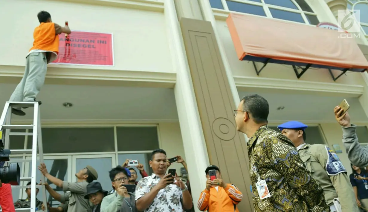 Gubernur DKI Jakarta Anies Baswedan saat memantau penyegelan bangunan di Pulau Reklamasi, Teluk Jakarta, Kamis (7/6). Anies mengerahkan 300 personel Satpol PP untuk menyegel bangunan di Pulau Reklamasi. (Liputan6.com/HO/Deka Wira Saputra)
