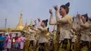 Rombongan dari Etnis Rakhine melakukan tarian tradisional saat upacara pembukaan festival air tradisional di Yangon, Myanmar (13/4). Tradisi siram air ini bermakna membersihkan dosa dan keburukan untuk menyambut tahun yang baru. (AP Photo/Thein Zaw)