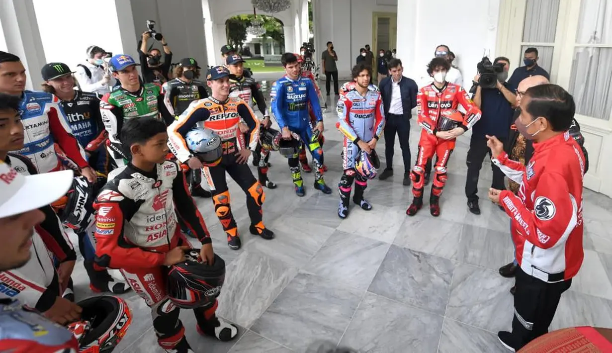 Presiden Joko Widodo atau Jokowi menyambut kedatangan para pembalap MotoGP di Istana Merdeka, Jakarta, Rabu (16/3/2022). Para pembalap datang dengan memakai setelah baju khusus balap motor yang akan dipakai dalam Grand Prix Indonesia di Mandalika pada 20 Maret 2022. (Biro Pers/Setpres)