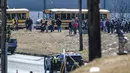 Karyawan berkumpul menyusul kebocoran nitrogen cair yang menewaskan enam orang di luar situs Foundation Food Group di Gainesville, Ga., Kamis (28/1/2021). Insiden ini terjadi di sebuah pabrik yang melakukan penjagalan pengolahan hingga pengemasan unggas. (AP Photo / John Bazemore)