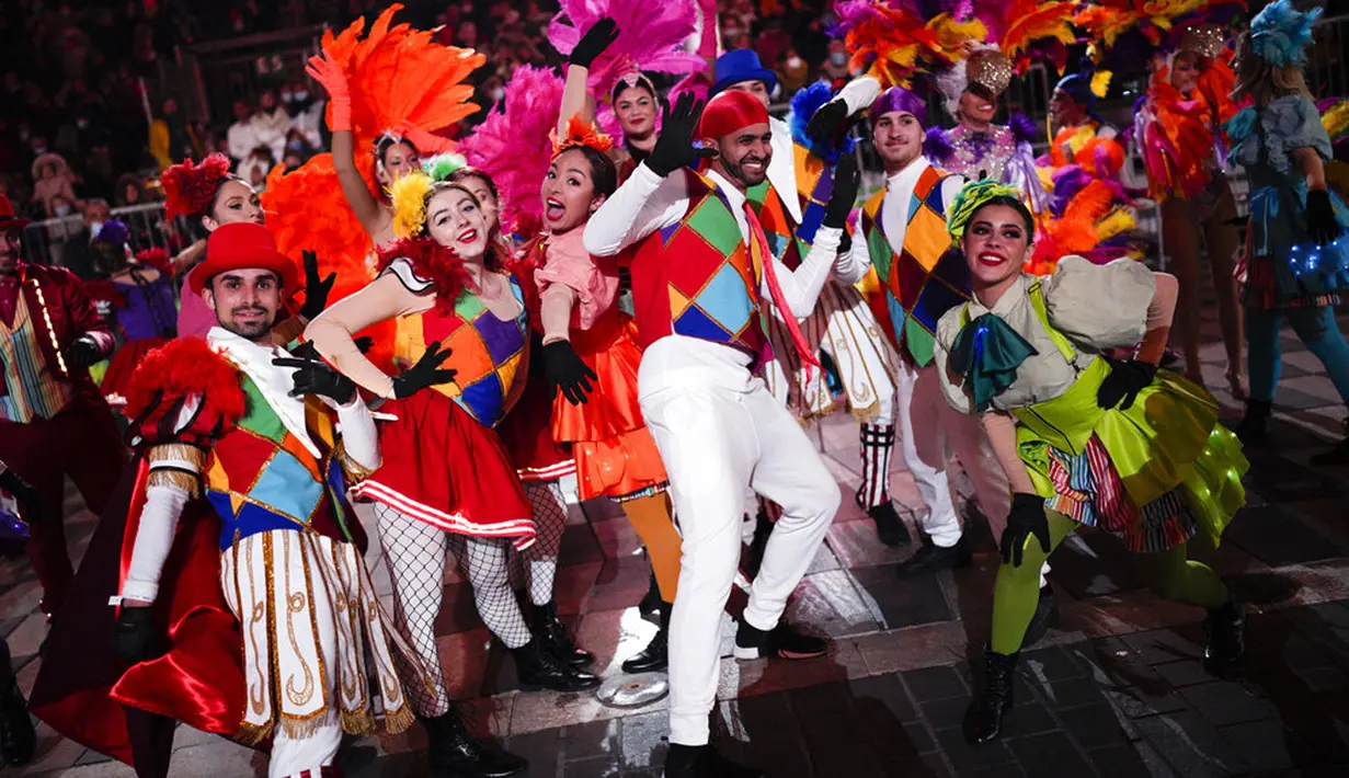 Para penari menari saat upacara pembukaan Karnaval Nice di Nice, Prancis, 11 Februari 2022. Tema karnaval edisi ke-149 kali ini adalah Raja Hewan. (AP Photo/Daniel Cole)