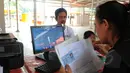 Pedagang saat mengurus administrasi sebelum memulai sesi foto untuk pembuatan tanda pengenal di Kawasan Lenggang Jakarta, Monumen Nasional, Jakarta, Rabu (8/4/2015). (Liputan6.com/Herman Zakharia) 