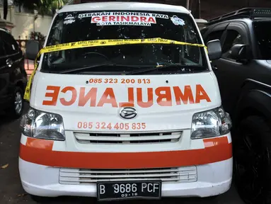 Penampakan ambulans Partai Gerindra yang diamankan polisi terparkir di halaman Mapolda Metro Jaya, Jakarta, Kamis (23/5/2019). Ambulans milik Partai Gerindra Tasikmalaya berpelat nomor B 9686 PCF tersebut diamankan polisi karena diduga mengangkut batu dalam Aksi 22 Mei. (merdeka.com/Iqbal Nugroho)
