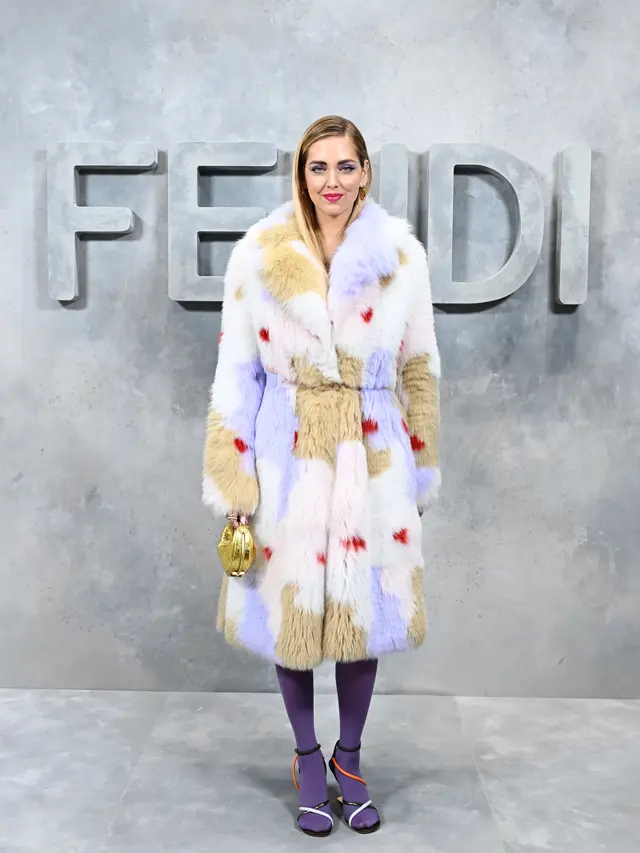 Chiara Ferragni dalam koleksi FENDI RTW AW22