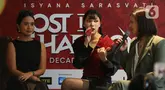 Penyanyi yang juga pencipta lagu, Isyana Sarasvati (tengah) saat memberi keterangan terkait konser satu dekade perjalanan kariernya di kawasan SCBD, Jakarta, Jumat (1/11/2024). (Liputan6.com/Helmi Fithriansyah)