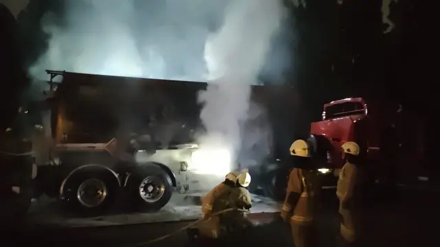 Truk tangki BBM yang tengah parkir di area SPBU Jalan Kemanggisan Utama Raya, Jakarta Barat, terbakar pada Sabtu (11/10/2025).