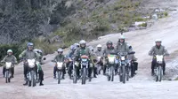 Presiden Jokowi didampingi Panglima TNI Jenderal Gatot Nurmantyo, Menteri PUPR Basuki Hadimuljono dan KSAD Jenderal TNI Mulyono mengendarai motor trail saat meninjau pembangunan jalan Trans Papua ruas Wamena-Mamugu 1, Papua, Rabu (10/5). (Dok. Biro Pers)