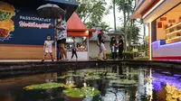 Pengunjung menikmati suasana Pasren Asthana Kemang di sela Soft Opening Project Properti Area Komersial yang dikelola oleh PT Urban Jakarta Komersial (UJK) di Jakarta (26/11/2022). (Liputan6.com)