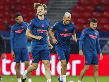 Pemain Sevilla, Ivan Rakitic, melakukan latihan jelang laga Piala Super Eropa di Puskas Arena, Hungaria, Kamis (24/9/2020). Sevilla akan berhadapan dengan Bayern Munchen. (Bernadett Szabo/Pool via AP)