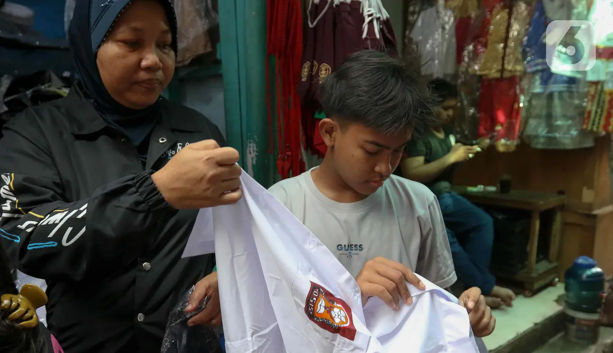 Penjualan peralatan dan seragam sekolah di Pasar Jatinegara, Jakarta meningkat hingga 30 persen menjelang tahun ajaran baru 2024/2025. (Liputan6.com/Herman Zakharia)
